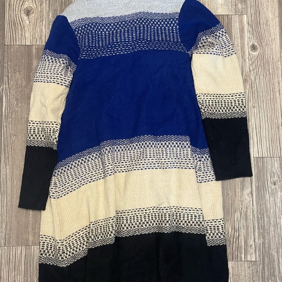 Size XL max studio long cardigan
71% acrylic 25% nylon  4% spandex 

#2 - Picture 4 of 4